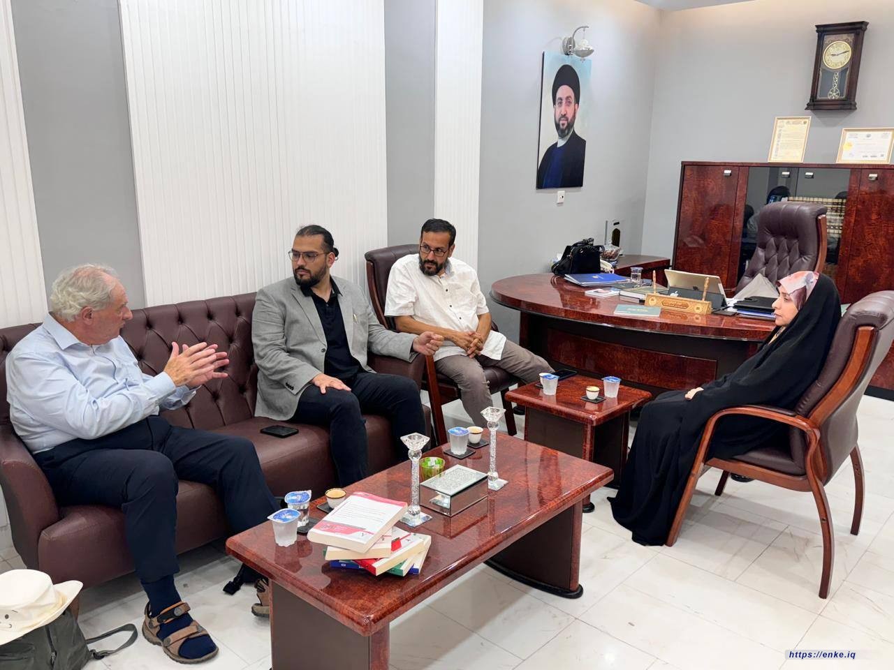 استقبلت رئيس مؤسسة إنكي للدراسات والبحوث  العلوية كوثر الغرابي  الدكتور كريس هيور، المتخصص في اللاهوت المسيحي والدراسات الإسلامية والحوار بين الأديان، في زيارته الأولى إلى العراق.