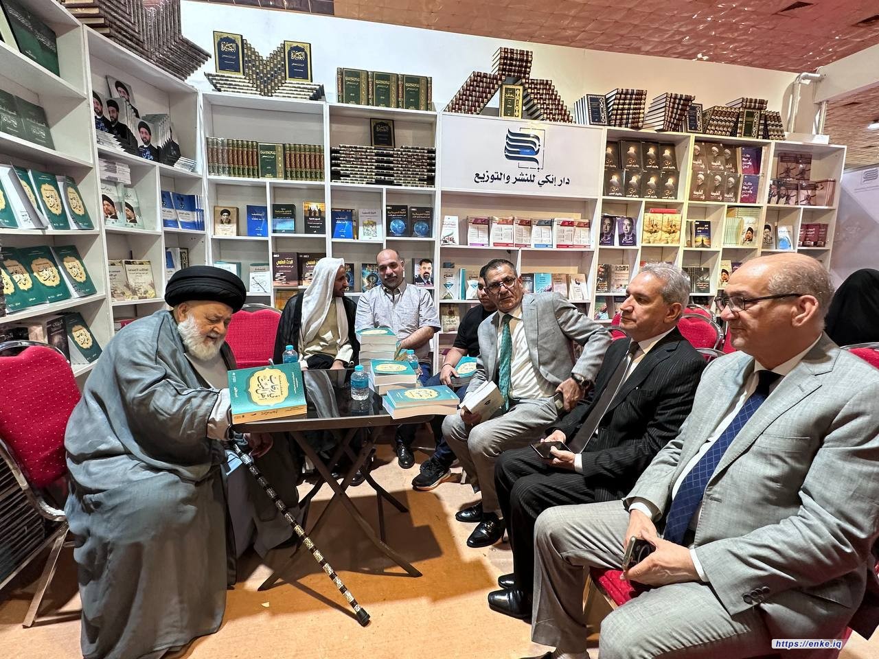 توقيع كتاب "في رحاب أهل البيت "( عليهم السلام) لسماحة السيد حسين هادي الصدر