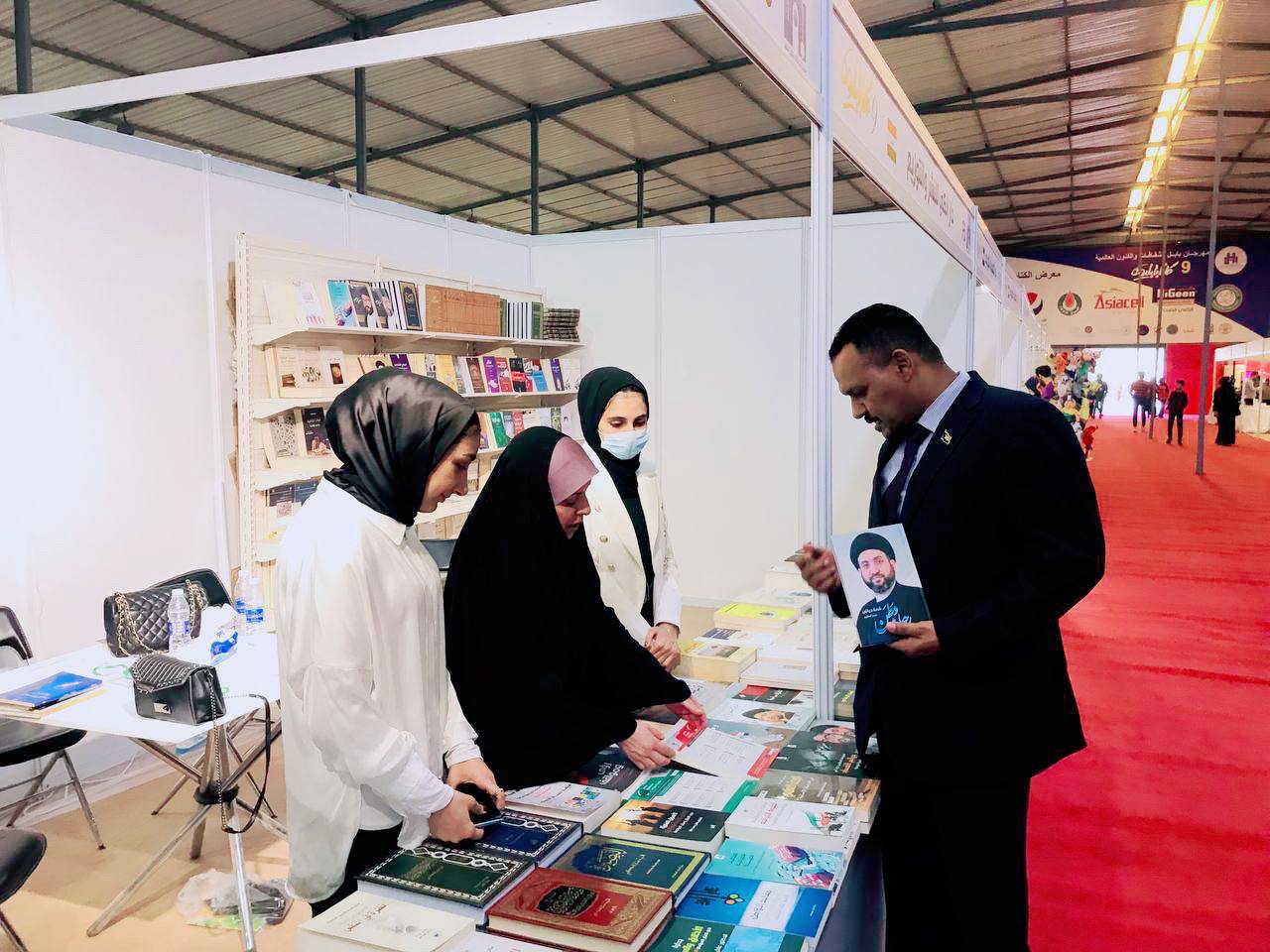 السفير السوداني في العراق يزور جناح دار إنكي في معرض بابل الدولي للكتاب